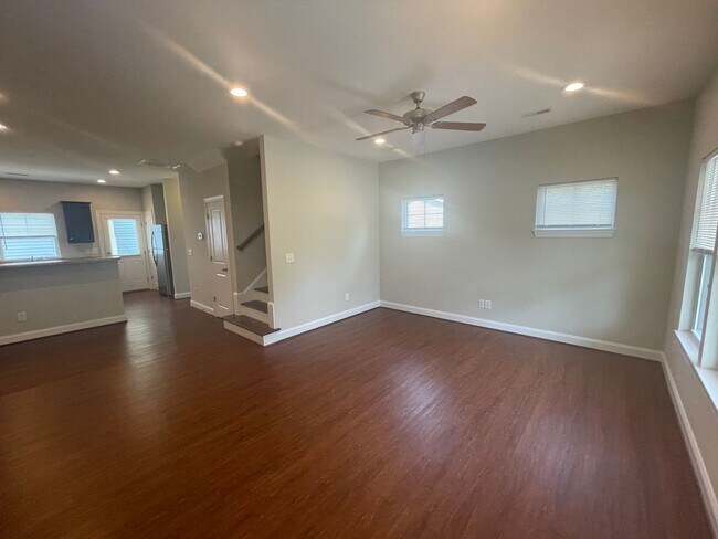 Foto del edificio - 3 bedroom 2.5 Bathroom House Welcomes Students