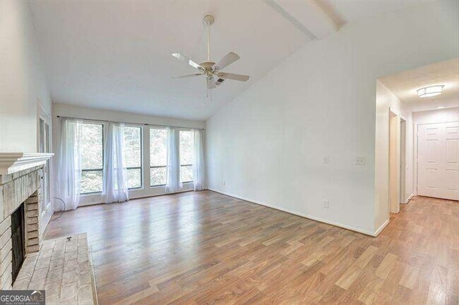 Foto del edificio - 529 Warm Springs Cir