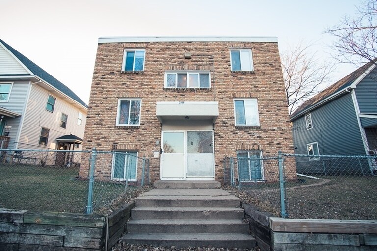 Building Photo - 2718 18th Ave S