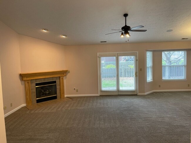 Building Photo - 3 Bedroom House!