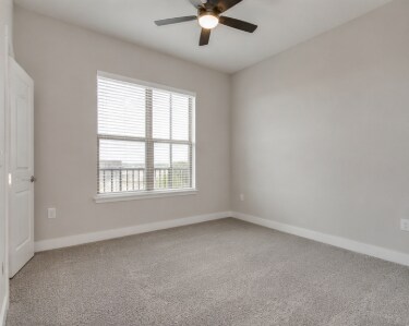Foto del edificio - 1305 E Jefferson Blvd