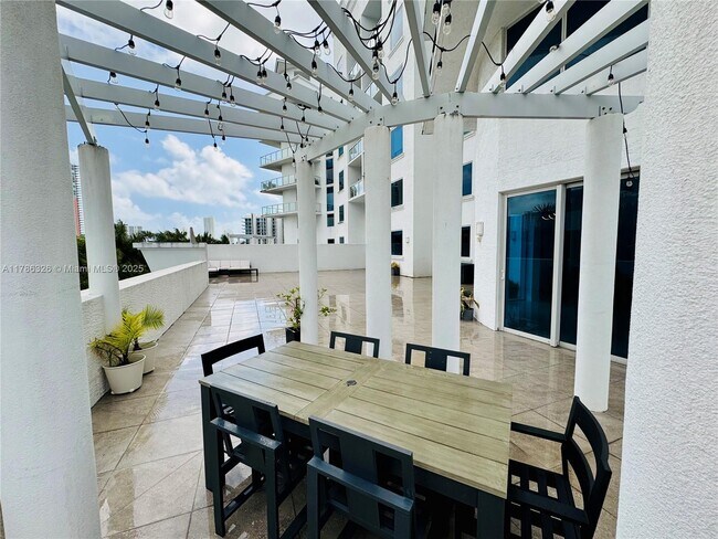 Foto del edificio - 3030 NE 188th St