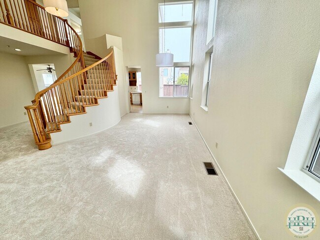 Foto del edificio - Large 6 BR|3 BA in the coveted Community Of Traditions Belhaven in Daly City With Views Of The Hills