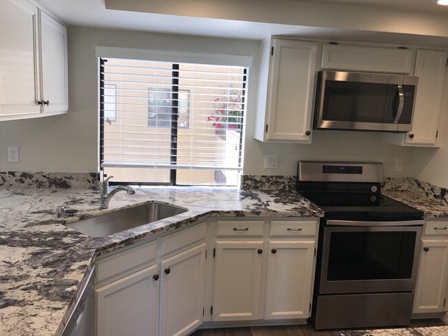 Foto del edificio - West of Hwy 101 Encinitas!  2bd 2.5 ba end unit!