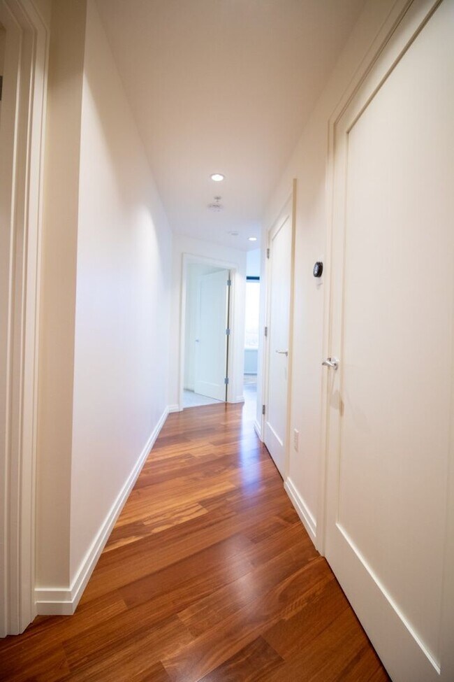 Building Photo - 1bd/1.5ba Bellevue Condo