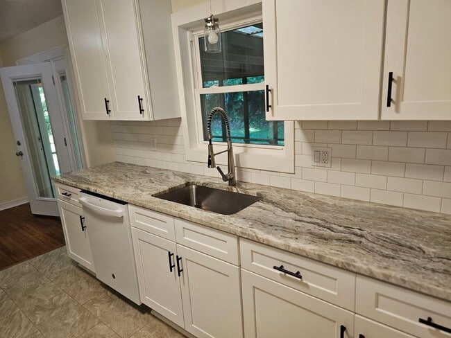 Building Photo - Charming Cottage Near Cascades Park