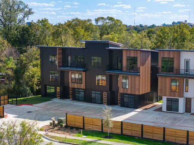 Foto del edificio - BRAND NEW 4 Bed/4 Bath Townhome Available ...