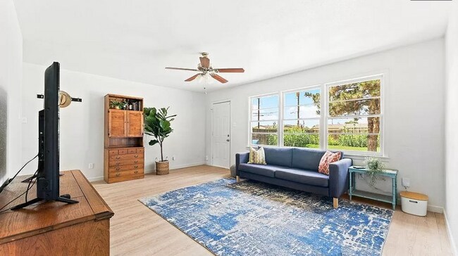 Foto del edificio - Modern Upscale Flair Home Near Davis Park!
