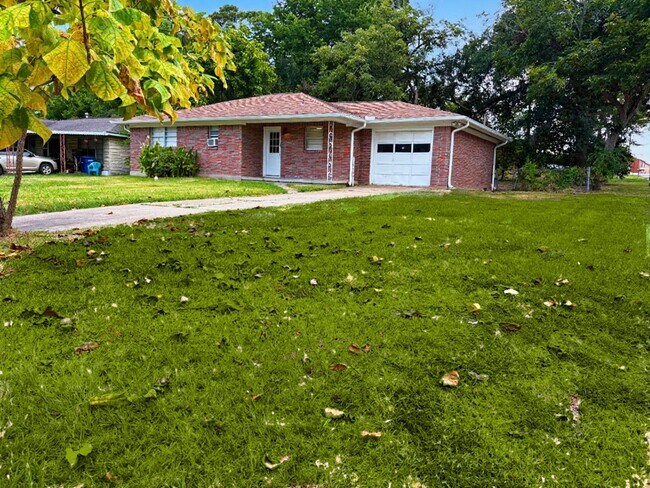 Foto del edificio - 1004 Oak Dr