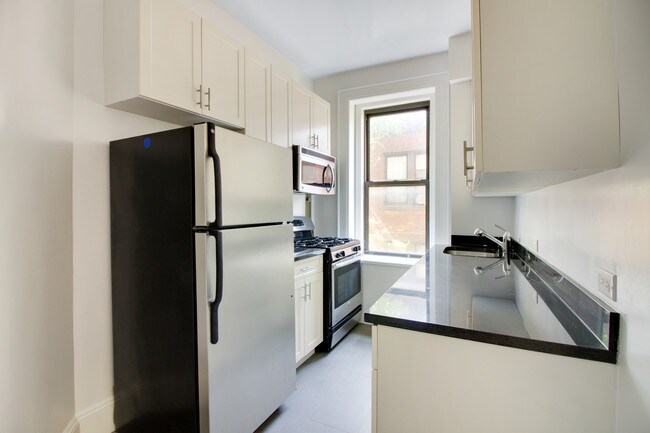 Building Photo - 68 Montague St