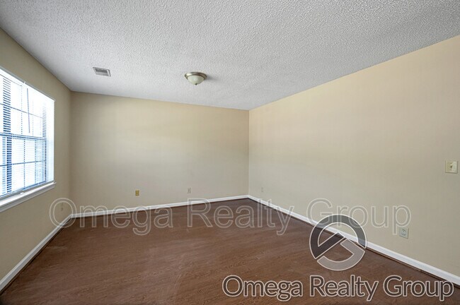 Building Photo - 2229 Cheshire Dr