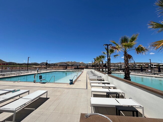 Foto del edificio - LIKE NEW Home in Long Valley!