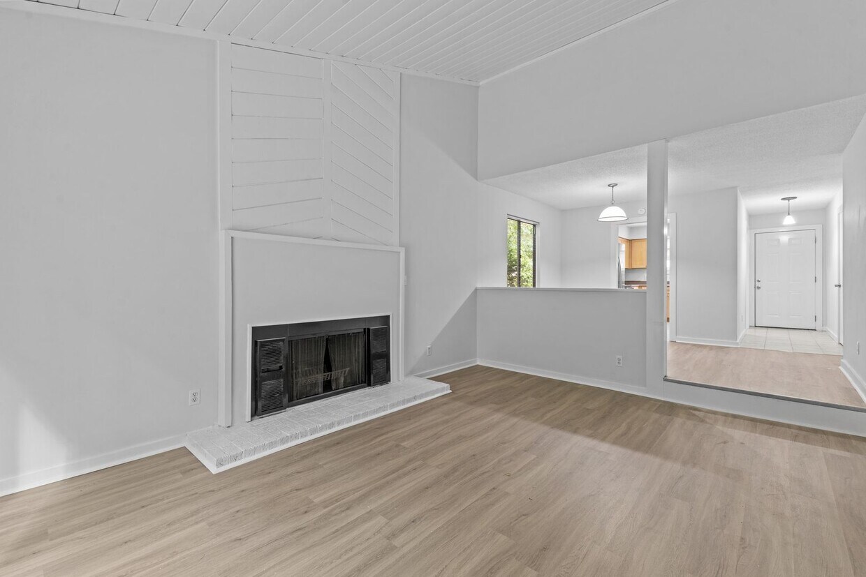 Foto principal - AVAILABLE NOW - Updated 2 Bedroom Duplex w...