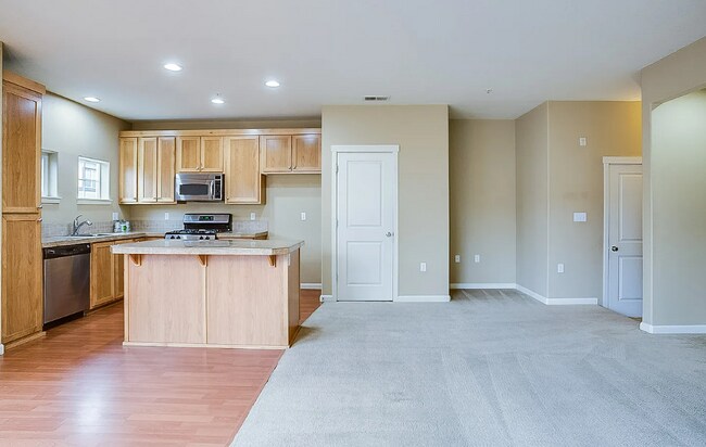 Building Photo - Charming 2-Bed Townhome in Sherwood with P...