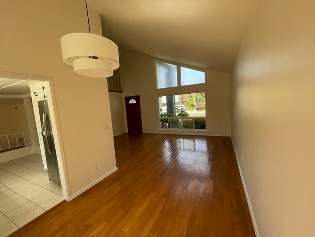 Building Photo - 1543 Calle Violetas