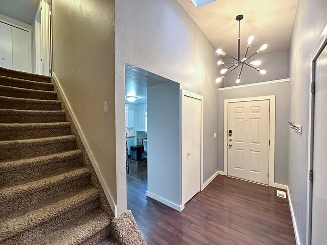 Building Photo - 5550 Lantana Cir