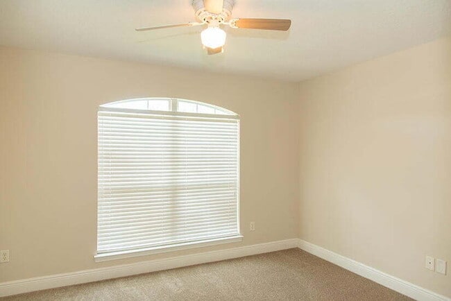 Foto del edificio - Spacious 4-Bedroom Sanctuary in gated comm...
