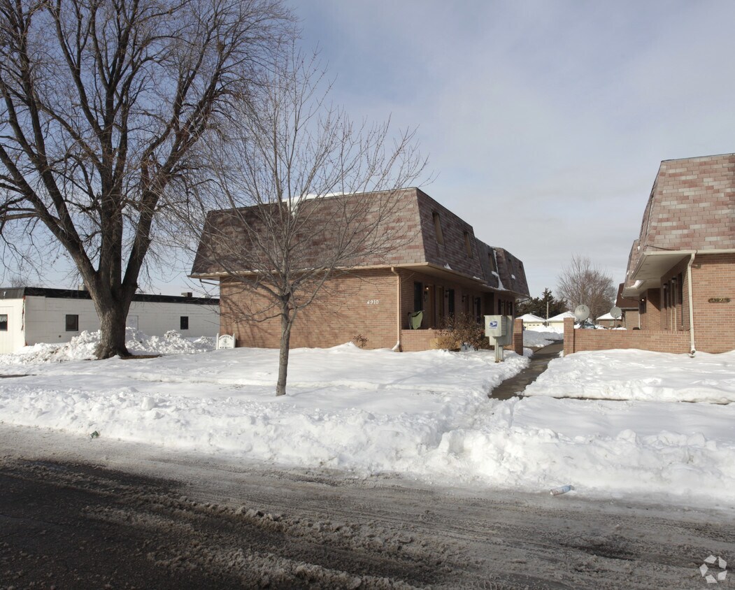 4910 Dudley St, Lincoln, NE 68504 Apartments in Lincoln, NE