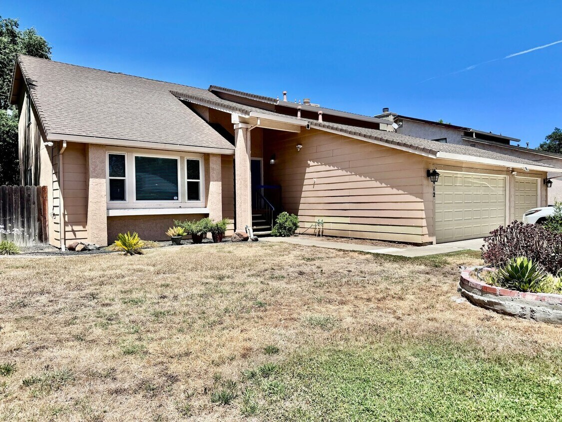 Primary Photo - NOW AVAILABLE - 4 BED, 3 BATH, 2 CAR GARAG...