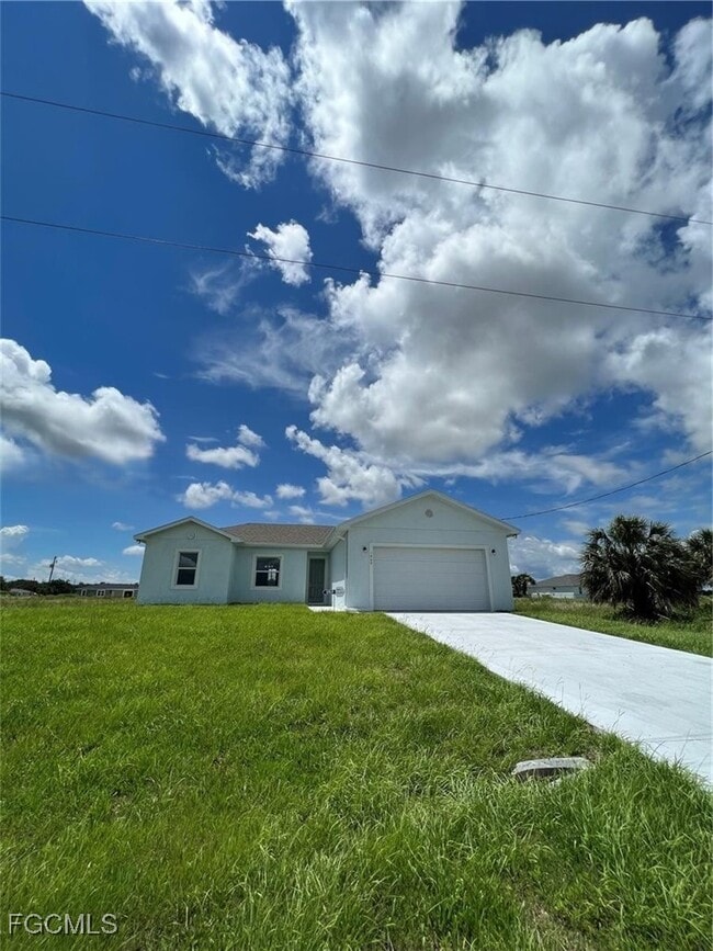 Building Photo - 1060 Capri Cir