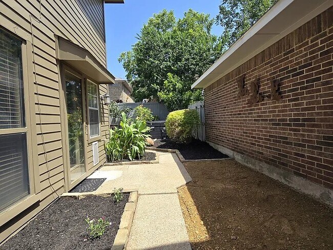 Foto del edificio - 3817 Clover Hill Ln