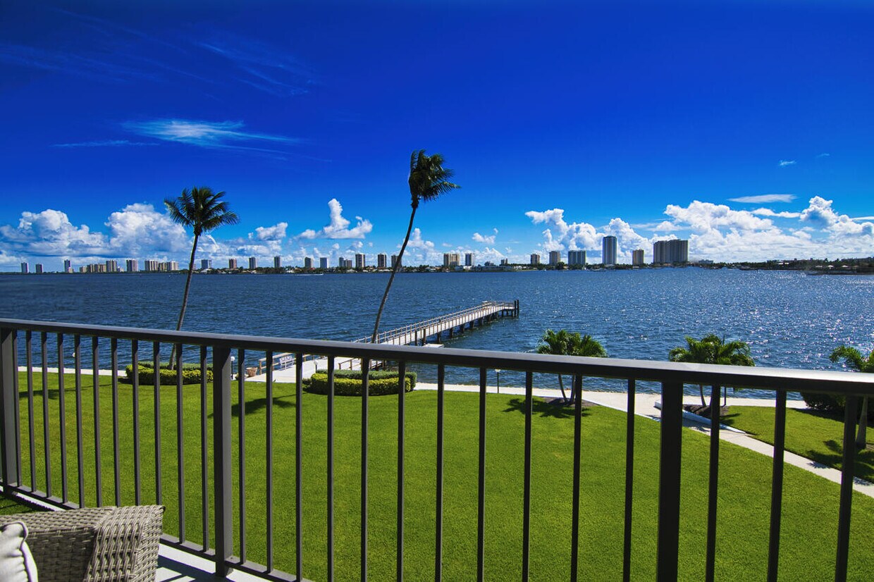 Foto principal - 3040 Lake Shore Dr