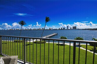 Building Photo - 3040 Lake Shore Dr