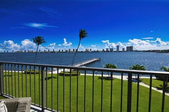 Building Photo - 3040 Lake Shore Dr