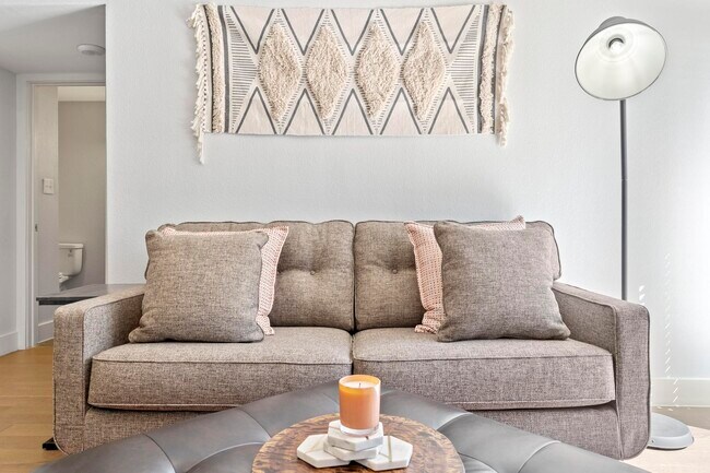 Building Photo - 909 Reinli St