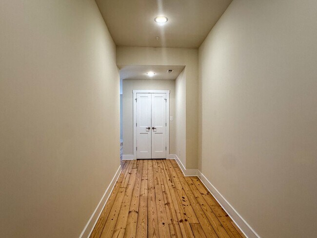 Foto del edificio - 106 N Main St