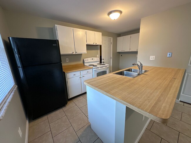 Building Photo - 3 Bed 1 Bath