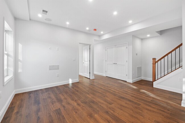 Building Photo - 163 Laidlaw Ave