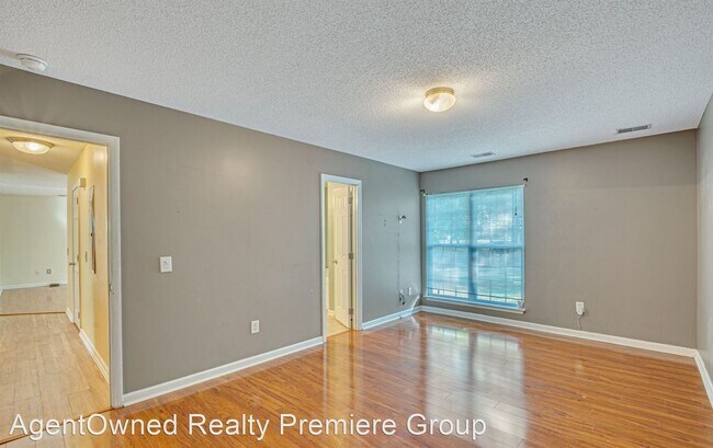 Building Photo - 4 br, 2.5 bath House - 107 Sycamore Dr.