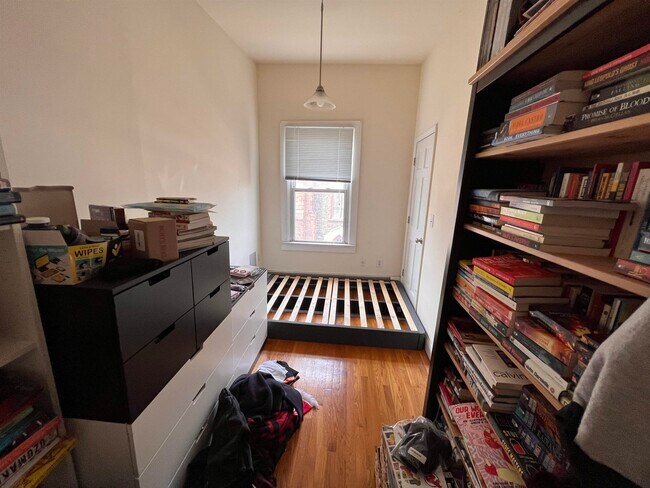 Building Photo - 462 Monmouth St