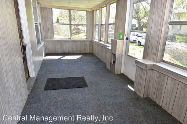 Building Photo - 3 br, 1 bath House - 901 E. Irvington