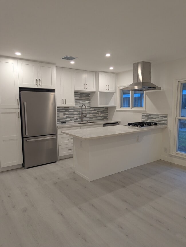 Building Photo - 1906 N Hollywood Way