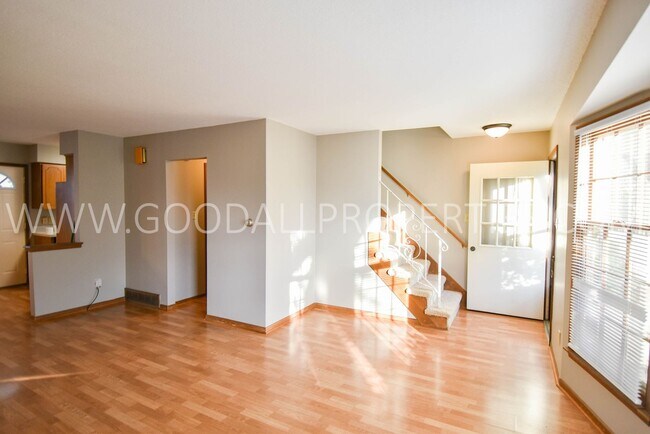 Building Photo - 2 Bedroom Duplex in Windsor Heights!!!