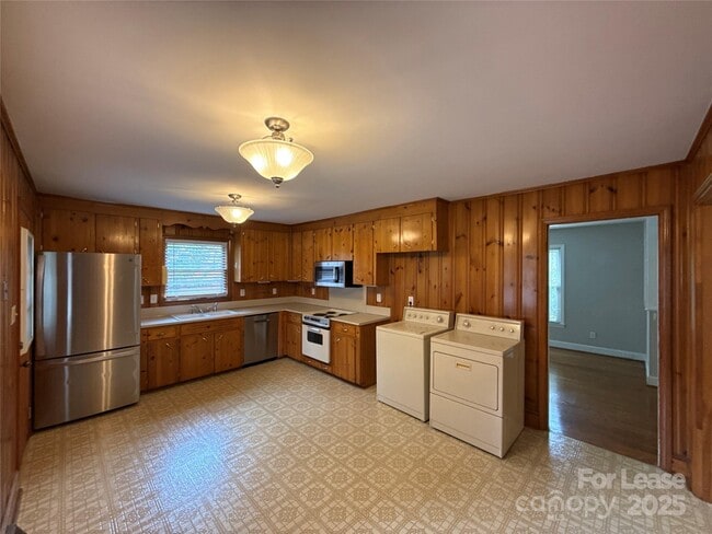 Building Photo - 1521 Woodhill Ln