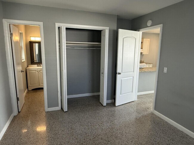 Building Photo - 1118 N H St