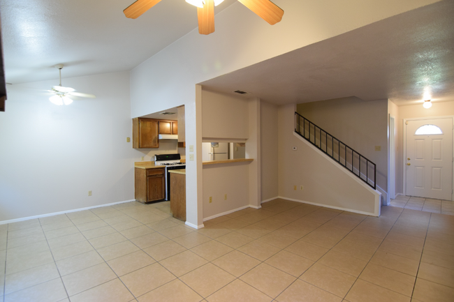Foto del edificio - 2403 Skylark Cir