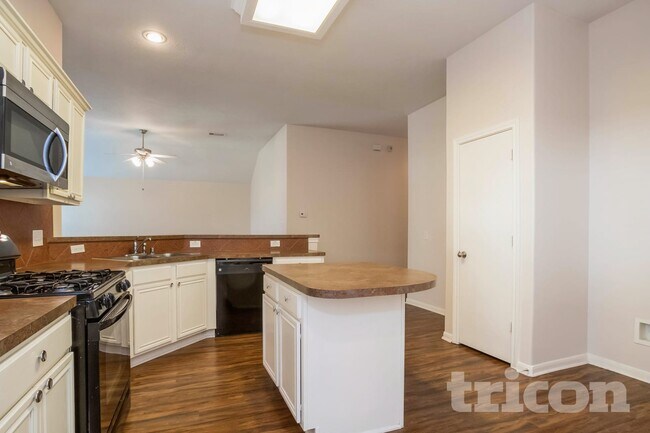 Foto del edificio - 810 Forest Hillside Ln