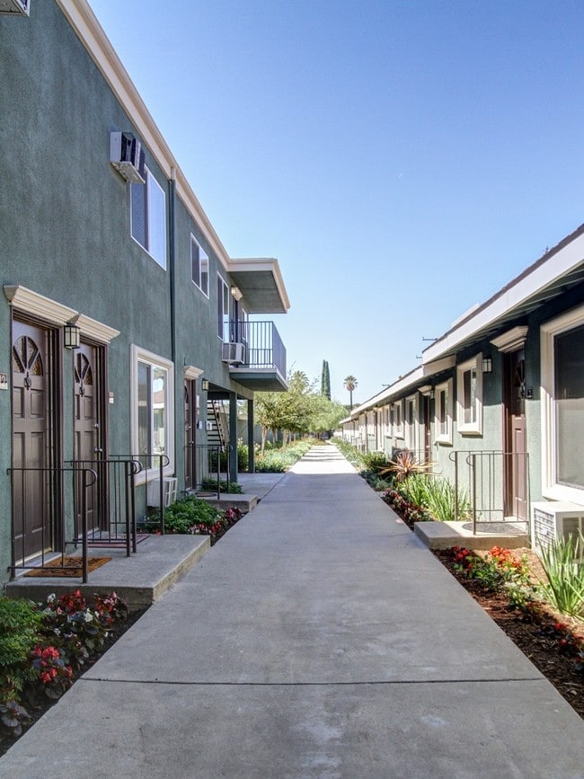 Building Photo - Las Casitas