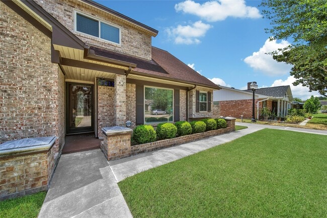 Building Photo - 9411 Roos Rd