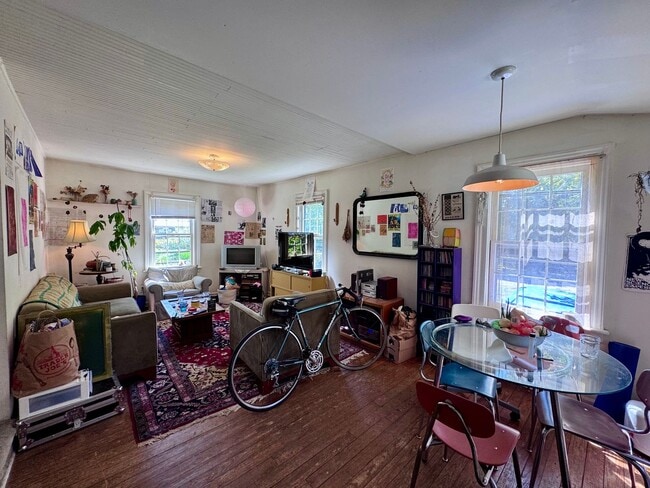 Building Photo - Spacious 6-Bedroom Home in the Heart of Ca...