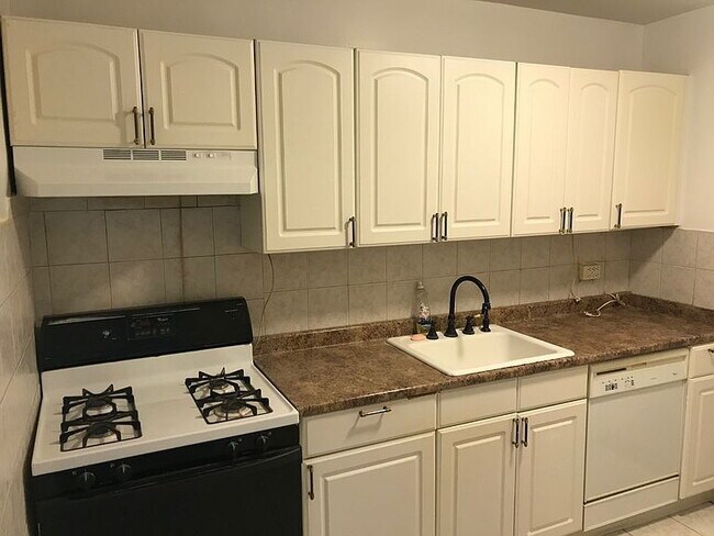 Foto del edificio - "Charming 1-Bedroom Haven with Granite Touches & Gleaming Hardwood - 800 Sq Ft Gem in The Bronx!"