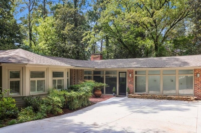 Building Photo - 572 Hillside Dr NW