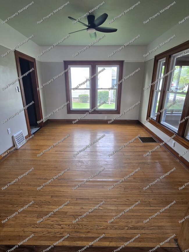 Building Photo - Charming Lowell Home