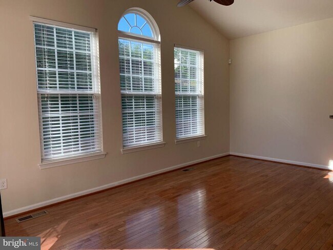 Foto del edificio - 8379 Academy Rd