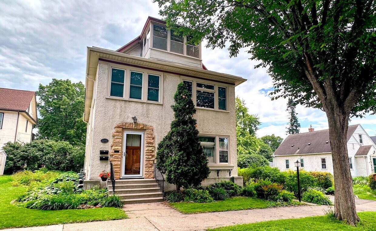 Foto principal - 2245 Ulysses St NE