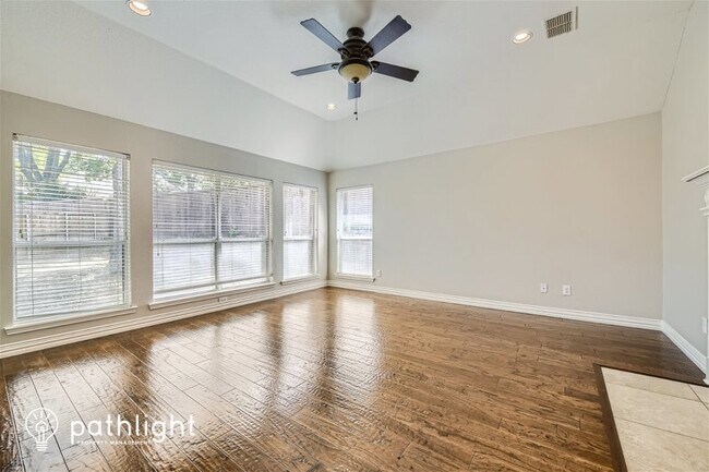 Building Photo - 2208 Knob Hill Dr